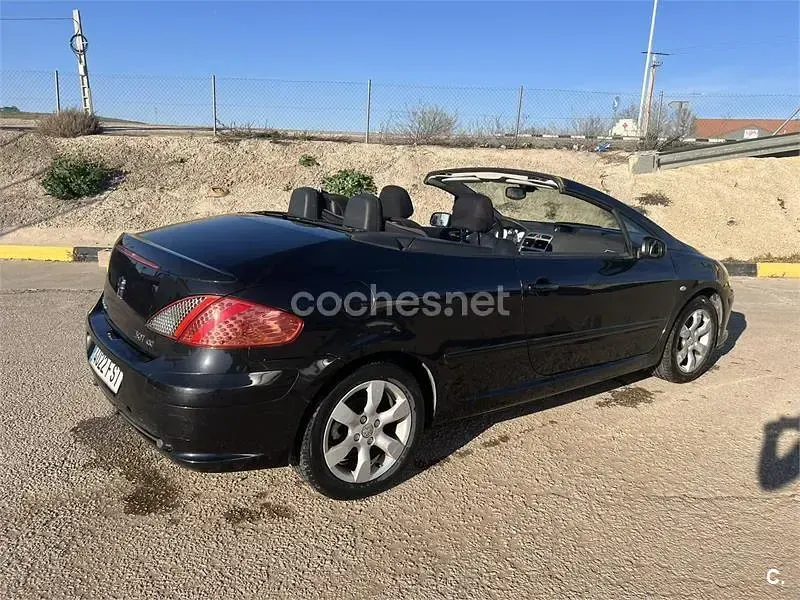 Usado Peugeot 307 CC 110 CV (80 kW) 2007 Negro Descapotable