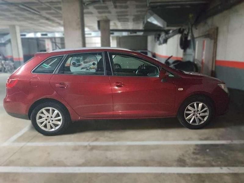 Usado Seat Ibiza Reference 75 CV (55 kW) 2012 Rojo Utilitario
