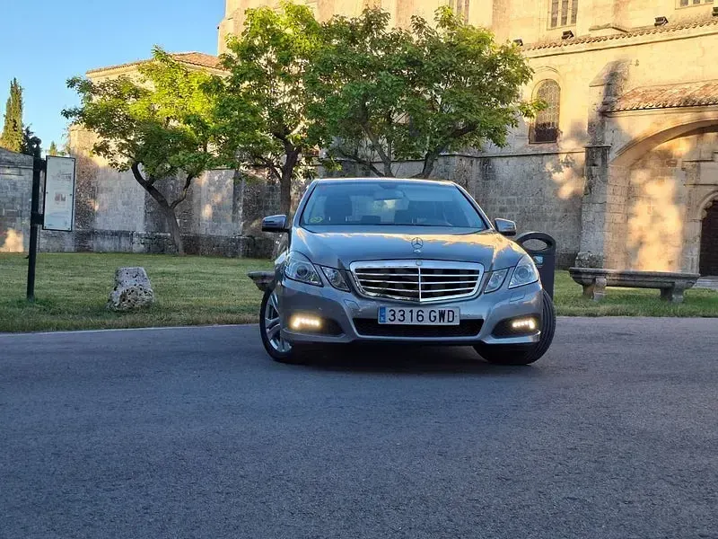 Usado Mercedes E200 136 CV (100 kW) 2010 Gris / plata Berlina