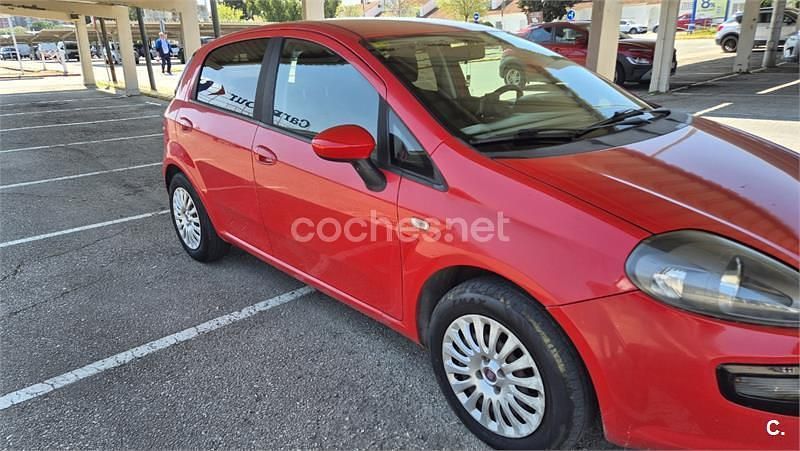 Usado Fiat Punto Easy 69 CV (50 kW) 2012 Rojo Utilitario