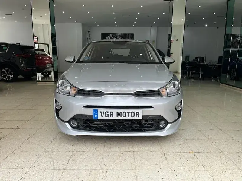 Usado Kia Rio 100 CV (73 kW) 2020 Gris / plata Berlina