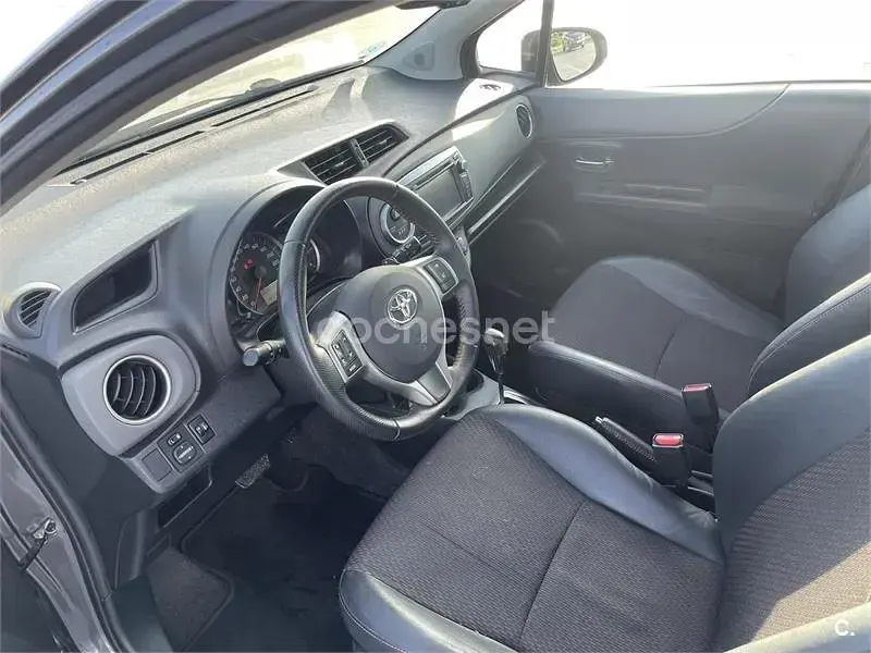 Usado Toyota Yaris Sport 99 CV (72 kW) 2011 Gris / plata Utilitario