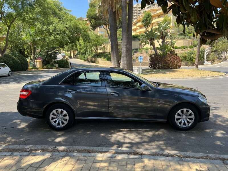 Usado Mercedes E200 184 CV (135 kW) 2011 Gris / metalizado Berlina