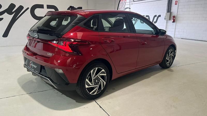 Usado Hyundai i20 100 CV (73 kW) 2024 Rojo Utilitario