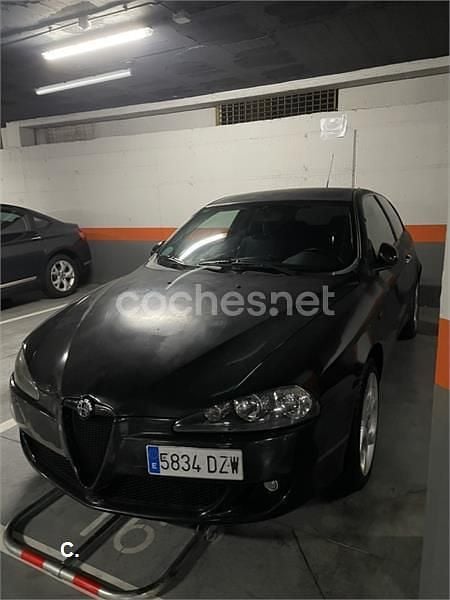 Negro Usado 2006 Alfa Romeo 147 Distinctive Utilitario | 3500 € (Precio justo) - Imagen 1/4
