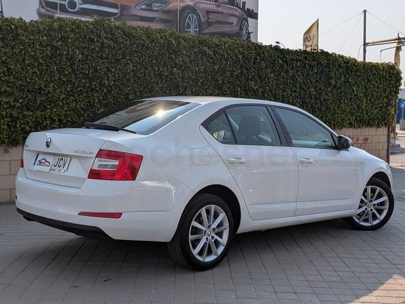 Usado Skoda Octavia Elegance 140 CV (102 kW) 2015 Blanco Utilitario