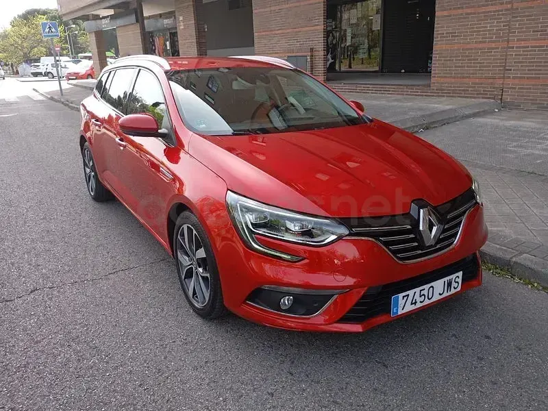 Usado Renault Mégane GrandTour Bose Edition 130 CV (95 kW) 2017 Rojo Familiar