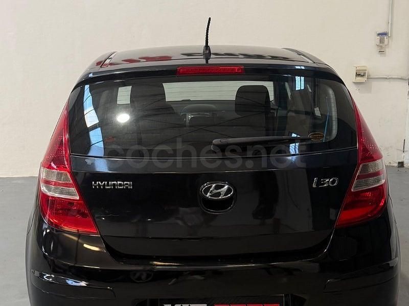 Usado Hyundai i30 Classic 109 CV (80 kW) 2010 Negro Berlina