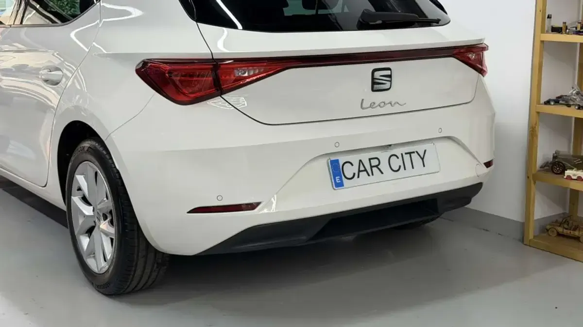 Usado Seat Leon ST Style 116 CV (85 kW) 2021 Blanco Familiar