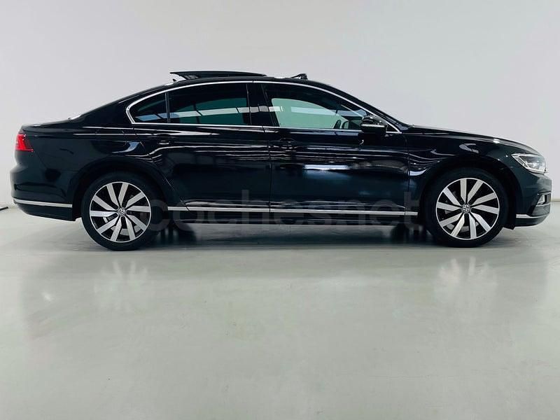 Usado VW Passat Sportline 180 CV (132 kW) 2018 Negro Berlina
