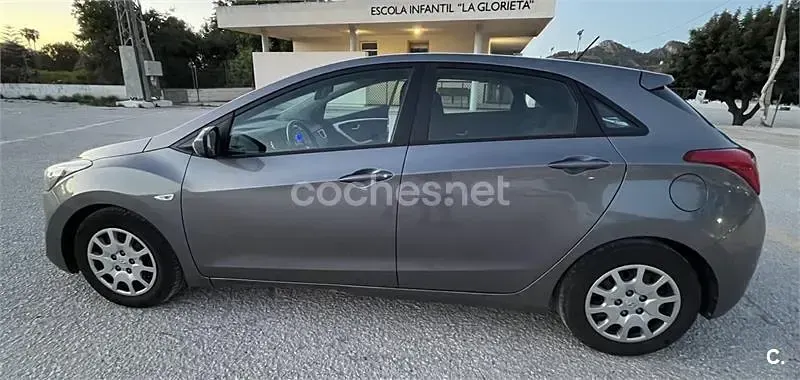 Usado Hyundai i30 90 CV (66 kW) 2013 Gris / plata Berlina