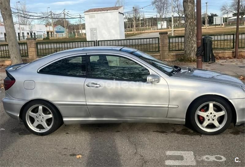 Usado Mercedes C220 143 CV (105 kW) 2004 Gris / plata Berlina