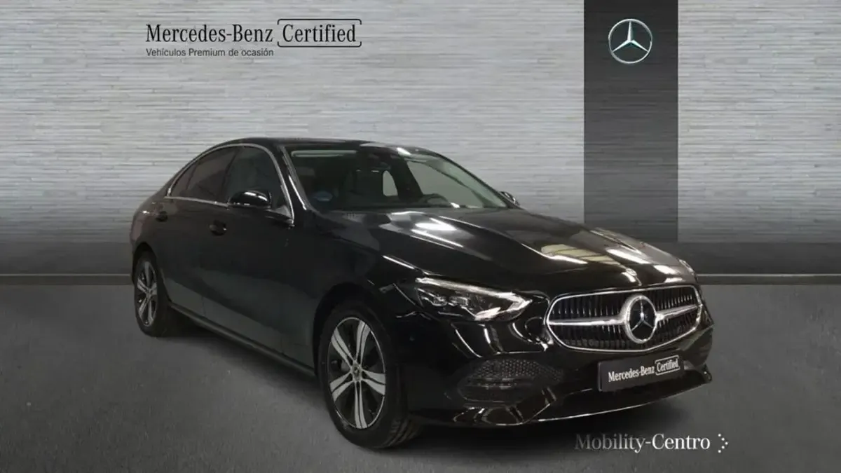 Usado Mercedes C300e Avantgarde 313 CV (230 kW) 2023 Inval. black  nonmetallic color paint Berlina