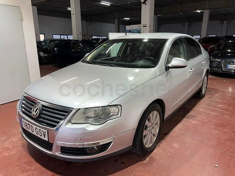 Usado VW Passat Highline 140 CV (102 kW) 2010 Gris / plata Berlina
