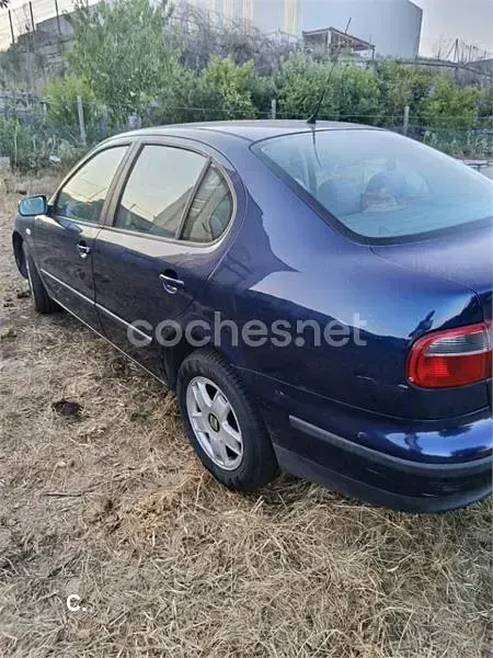 Usado Seat Toledo Stella 100 CV (73 kW) 2001 Azul Berlina