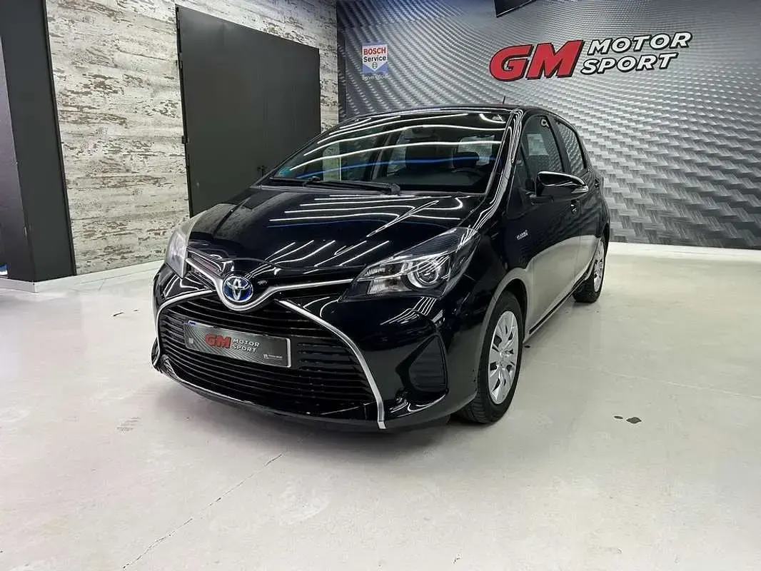 Usado Toyota Yaris Hybrid Active 99 CV (72 kW) 2017 Negro Utilitario