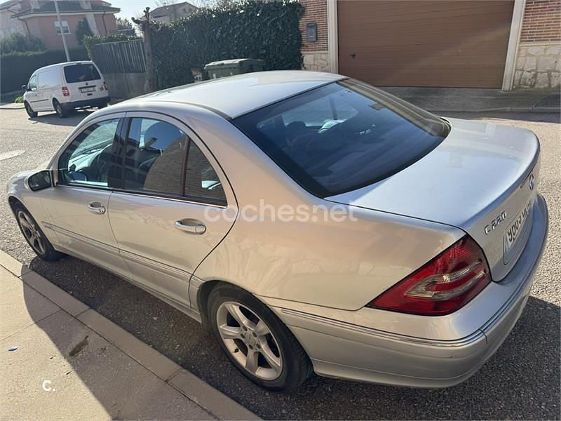 Usado Mercedes C220 Elegance 143 CV (105 kW) 2005 Gris / plata Berlina