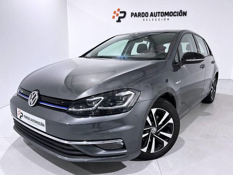 Usado VW Golf VIII Life 130 CV (95 kW) 2020 Gris / plata Berlina