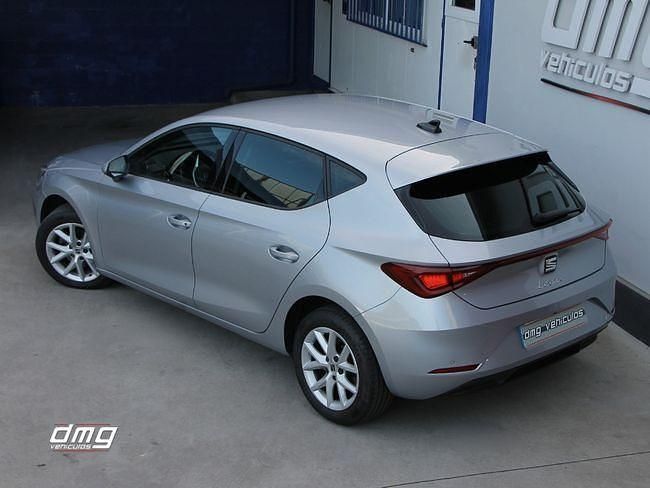 Usado Seat Leon Style 131 CV (96 kW) 2021 Gris / plata Berlina
