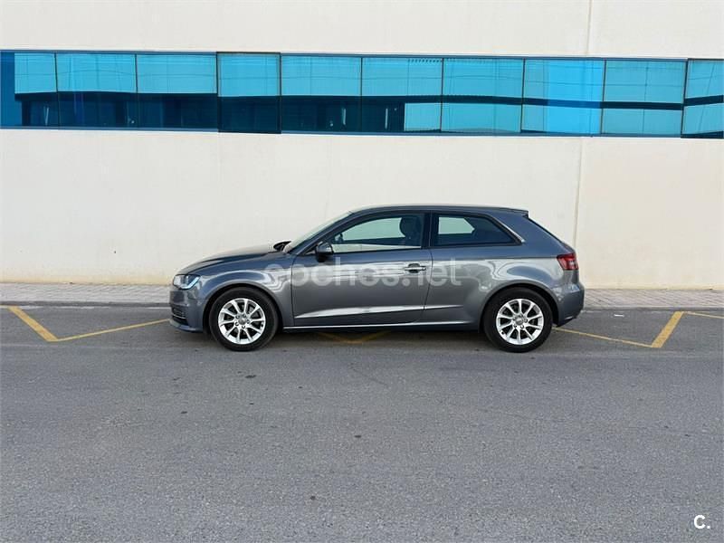 Usado Audi A3 Ambition 105 CV (77 kW) 2013 Gris / plata Berlina