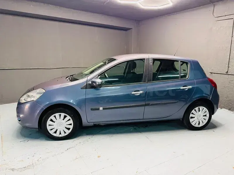 Usado Renault Clio II Authentique 68 CV (50 kW) 2010 Azul Berlina