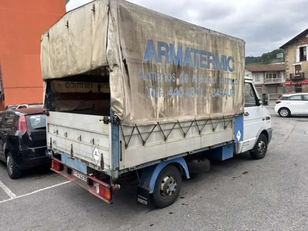 Usado Iveco Daily 103 CV (75 kW) 1996 Blanco Van