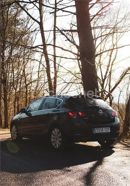 Usado Opel Astra Cosmo 140 CV (102 kW) 2010 Negro Berlina