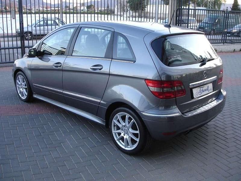 Usado Mercedes B180 Sport Edition 109 CV (80 kW) 2010 Gris Monovolumen