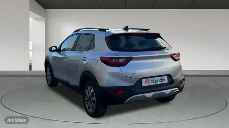 Usado Kia Stonic 100 CV (73 kW) 2024 Plateado SUV