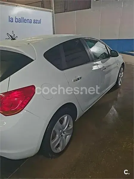 Usado Opel Astra Enjoy 115 CV (84 kW) 2011 Blanco Berlina