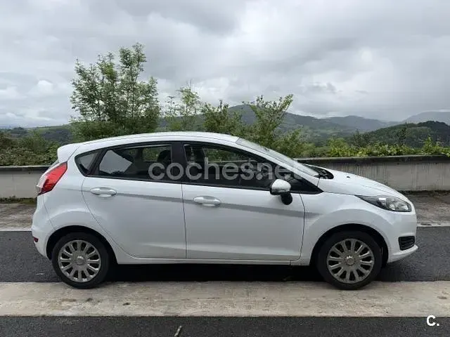Usado Ford Fiesta Trend 75 CV (55 kW) 2016 Blanco Utilitario