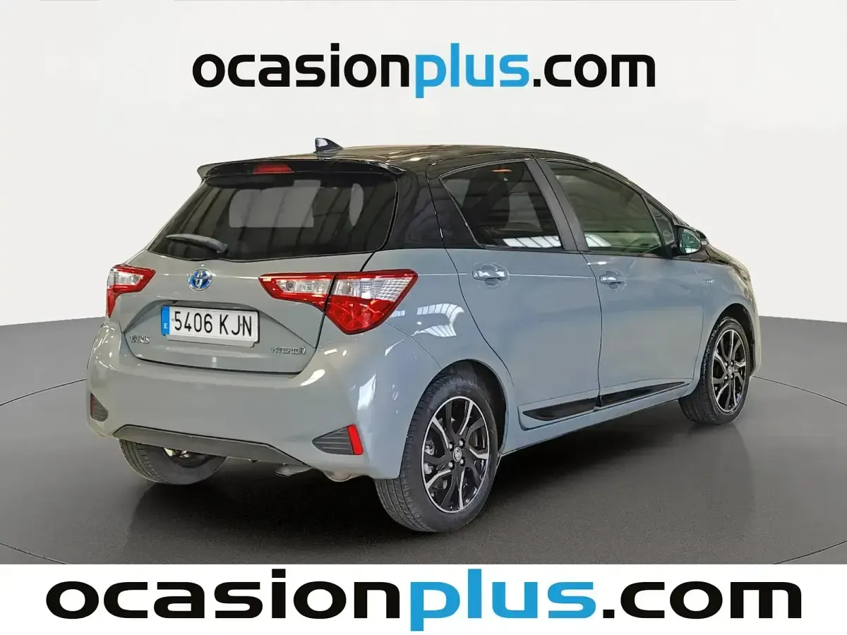 Usado Toyota Yaris Hybrid Advance 100 HP (73 kW) 2018 Cinzento