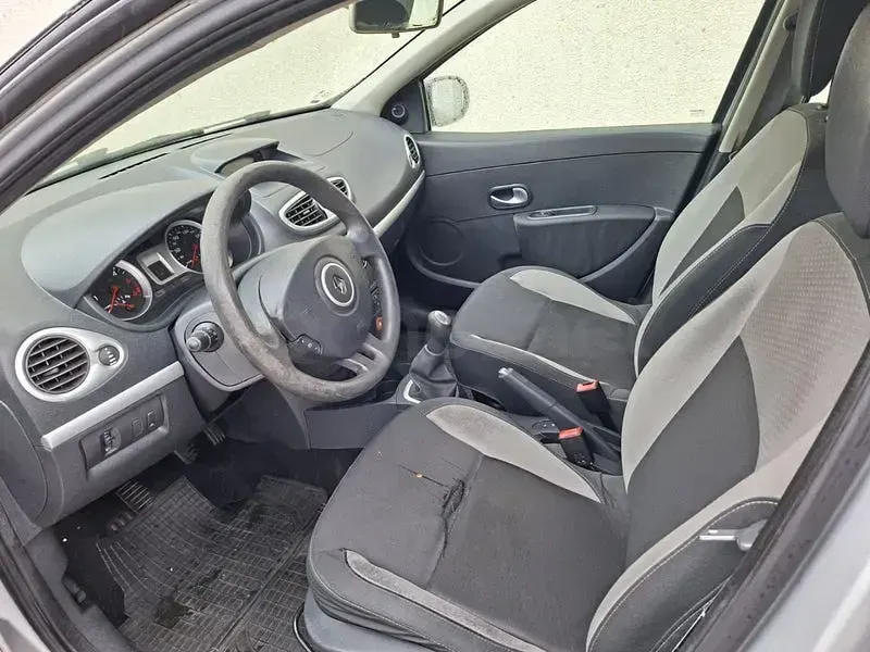Usado Renault Clio II Authentique 75 CV (55 kW) 2011 Gris / plata Berlina