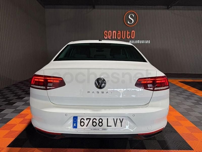 Usado VW Passat Executive 150 CV (110 kW) 2022 Blanco Familiar