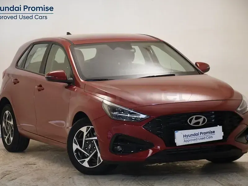 Usado Hyundai i30 100 CV (73 kW) 2025 Rojo Berlina