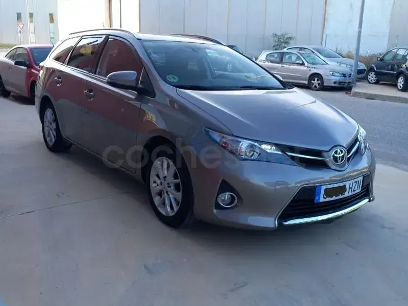 Usado Toyota Auris Active 124 CV (91 kW) 2014 Gris / plata Familiar