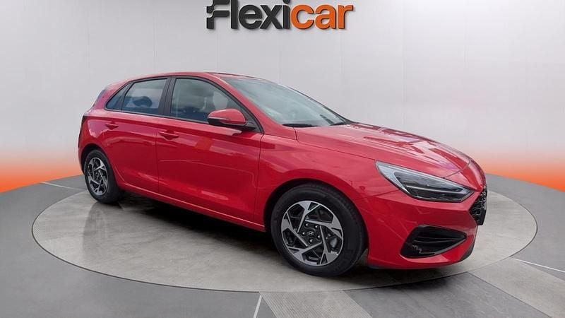 Usado Hyundai i30 120 CV (88 kW) 2024 Rojo Berlina