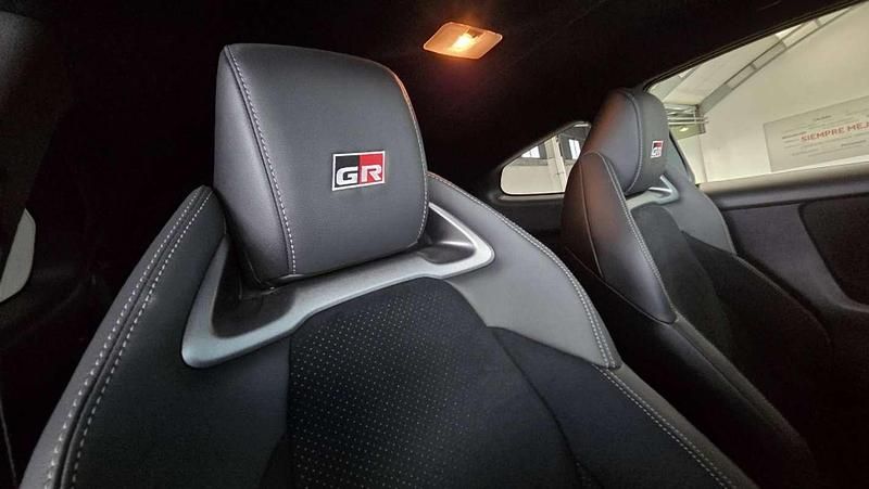 Nowe Toyota Yaris 280 KM (205 kW) 2025 Czerwony Hatchback
