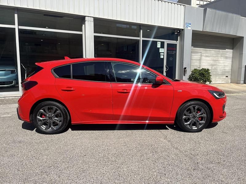 Usado Ford Focus ST-Line 125 CV (91 kW) 2022 Rojo Familiar