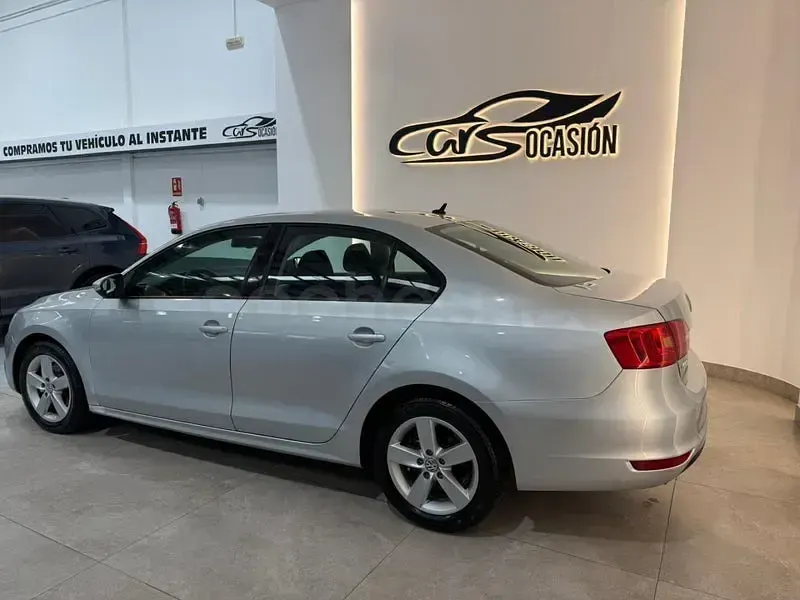 Usado VW Jetta Advance 105 CV (77 kW) 2011 Gris / plata Berlina