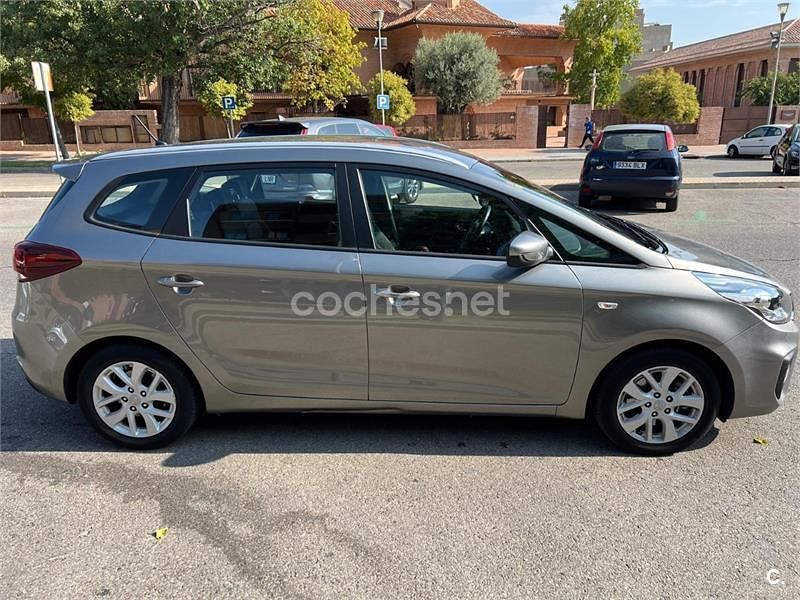 Usado Kia Carens 135 CV (99 kW) 2018 Gris / plata Monovolumen