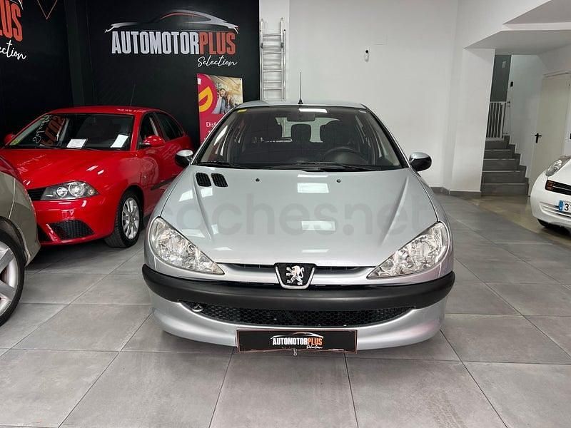Usado Peugeot 206 70 CV (51 kW) 2003 Gris / plata Berlina
