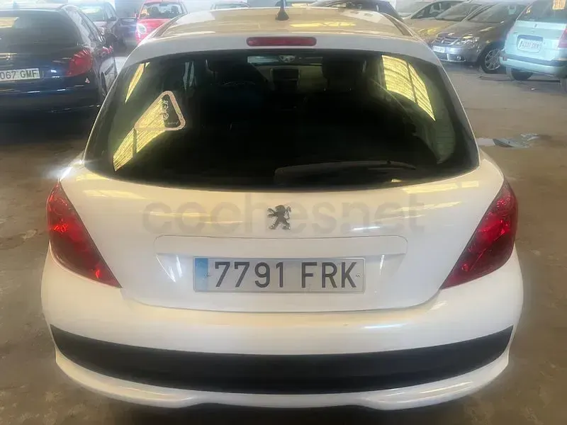 Usado Peugeot 207 70 CV (51 kW) 2007 Blanco Berlina