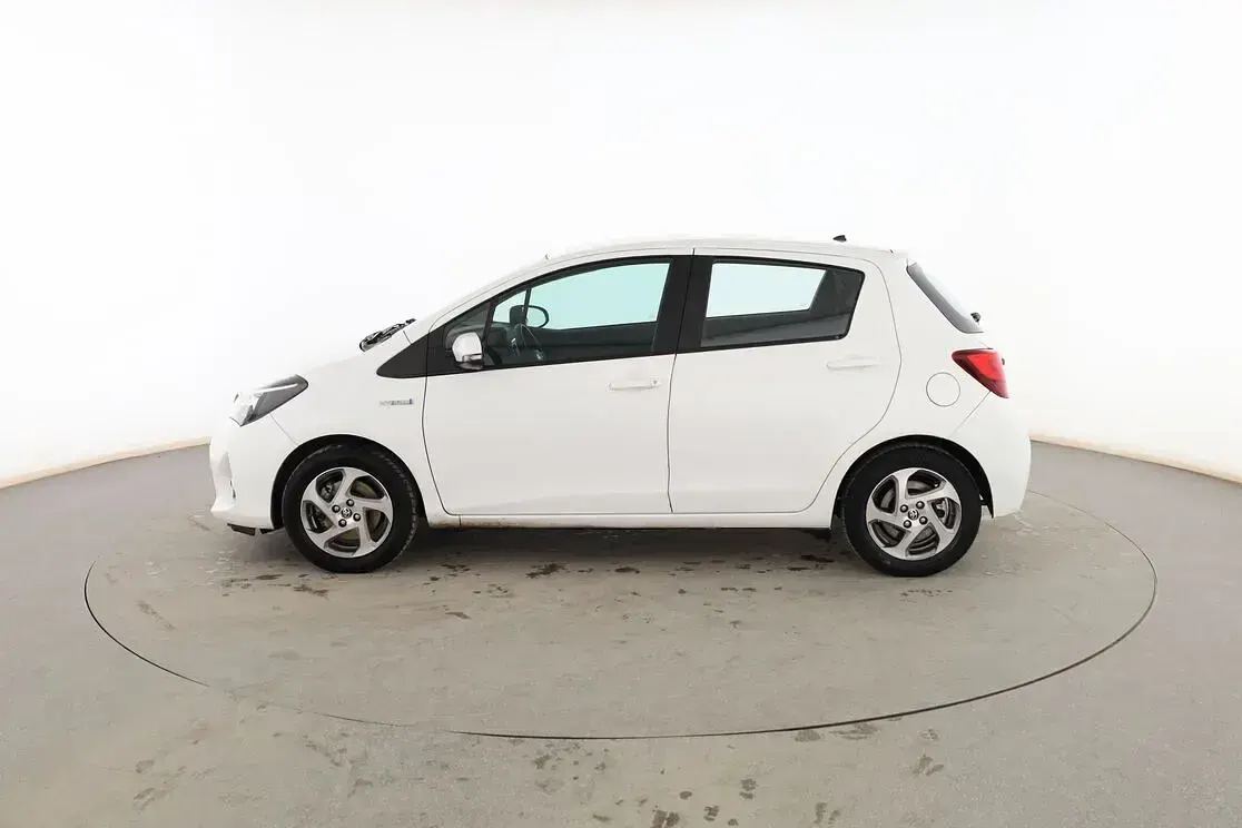 Usado Toyota Yaris Active 100 CV (73 kW) 2015 Blanco Utilitario