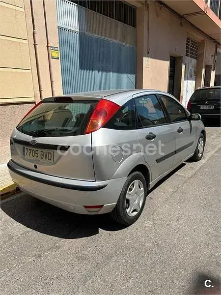 Usado Ford Focus Trend 100 CV (73 kW) 2002 Gris / plata Berlina
