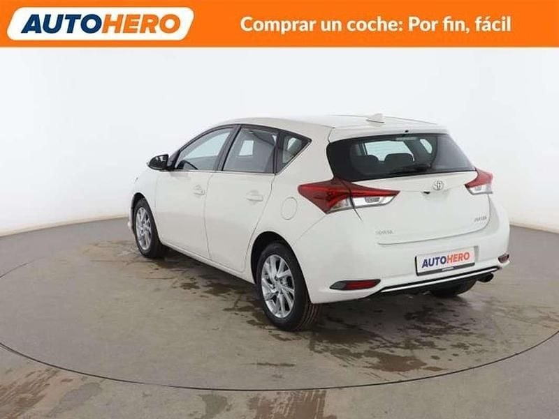 Usado Toyota Auris Active 116 CV (85 kW) 2015 Blanco Berlina