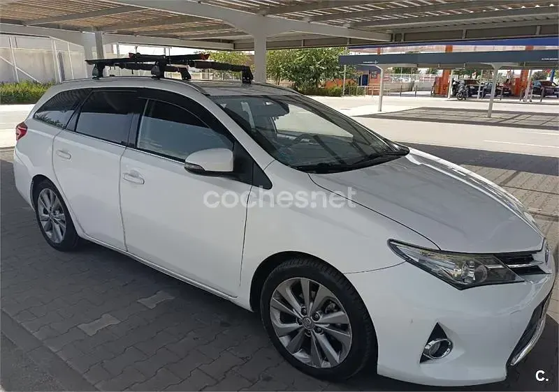 Usado Toyota Auris Hybrid Advance 136 CV (100 kW) 2013 Blanco Familiar