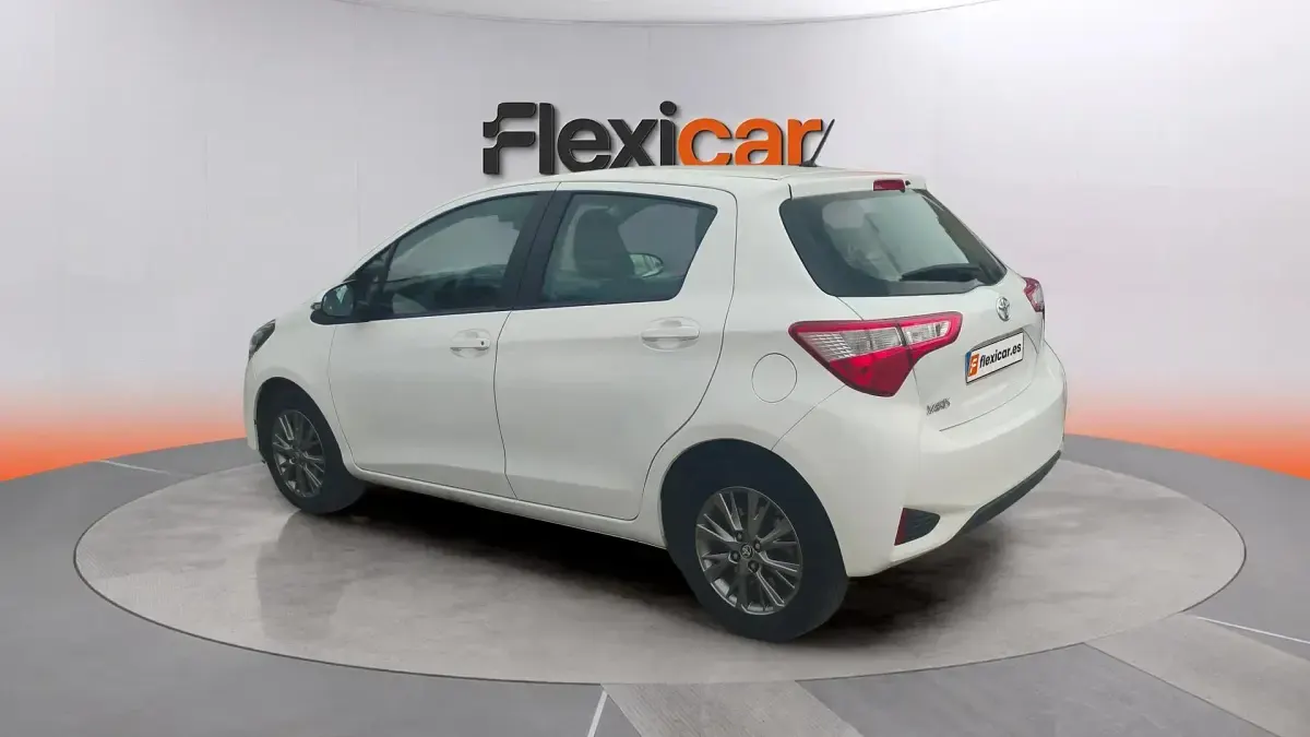 Usado Toyota Yaris Active 69 CV (50 kW) 2019 Beige Berlina