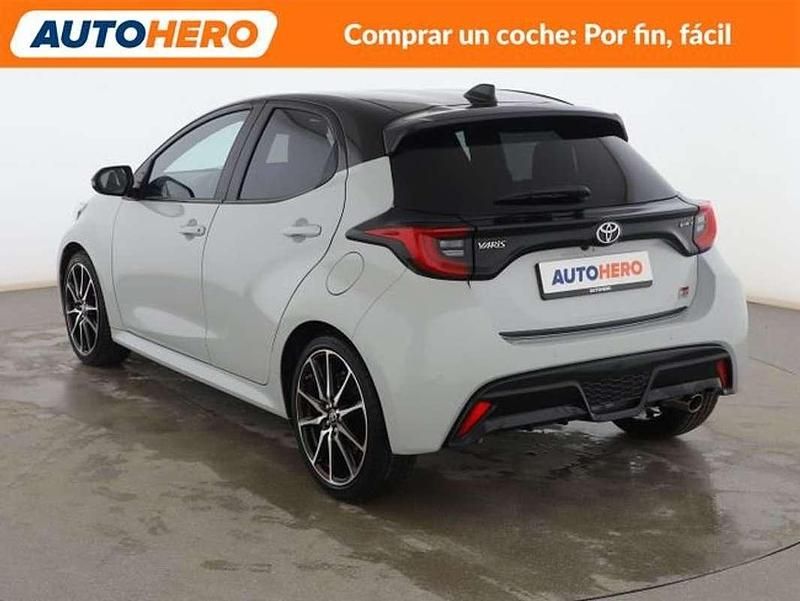 Usado Toyota Yaris Hybrid Sport 131 CV (96 kW) 2024 Gris Berlina