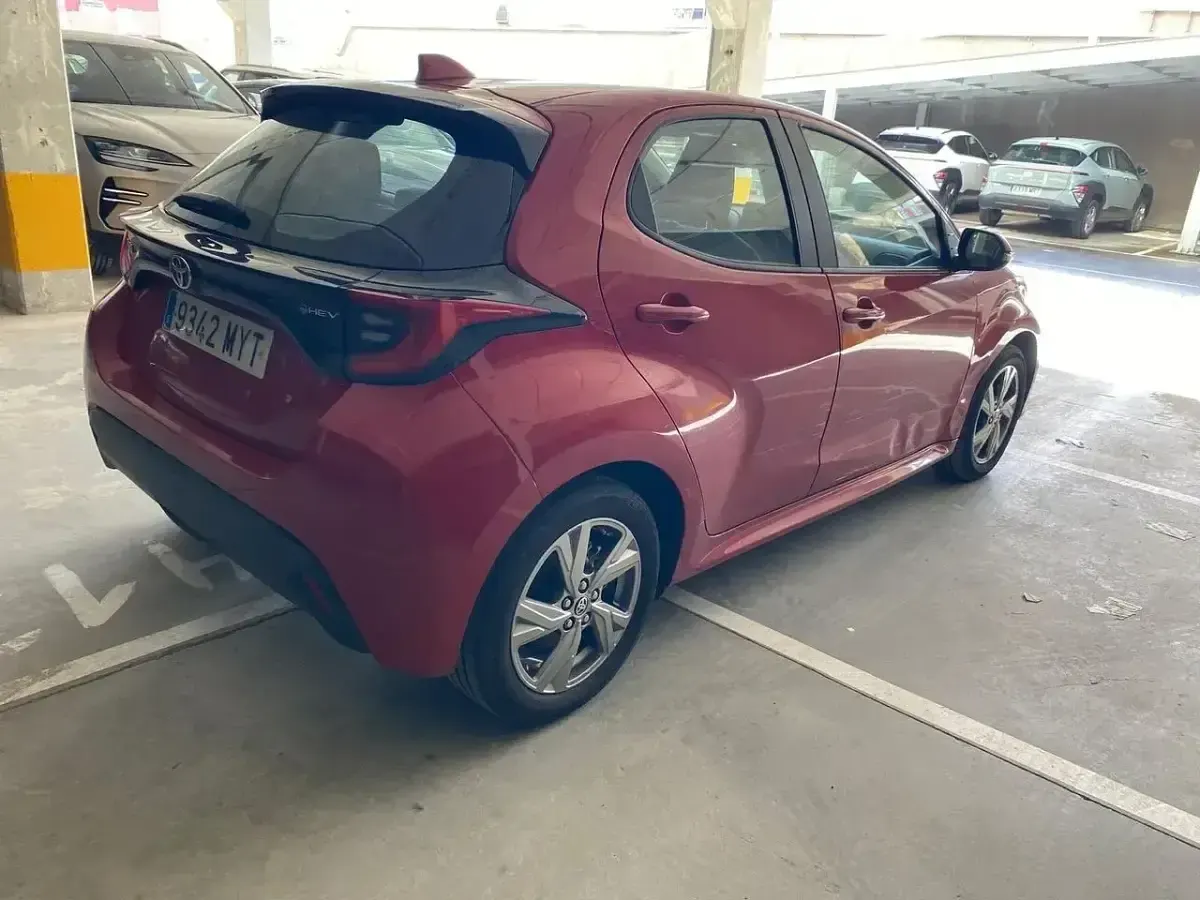 Usado Toyota Yaris Hybrid Active 116 CV (85 kW) 2025 Rojo Berlina